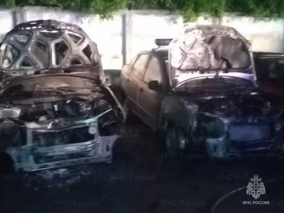 В Калуге девушка пробралась на стоянку Росгвардии и подожгла пять автомобилей