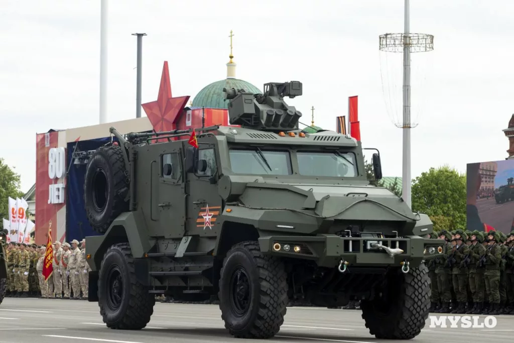 На параде в Туле, впервые засветился бронеавтомобиль АМН-590951 «Спартак» 4x4 с установленным ДУМБ «Арбалет-ДМ»