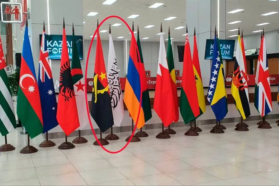 На форуме в Казани заметили введенный талибами флаг Афганистана