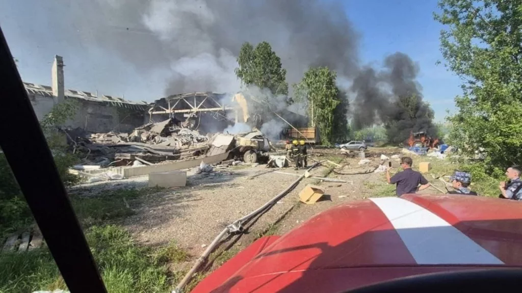 Взрыв в Салавате на заводе по производству парафина — под завалами находится один человек, есть пострадавшие