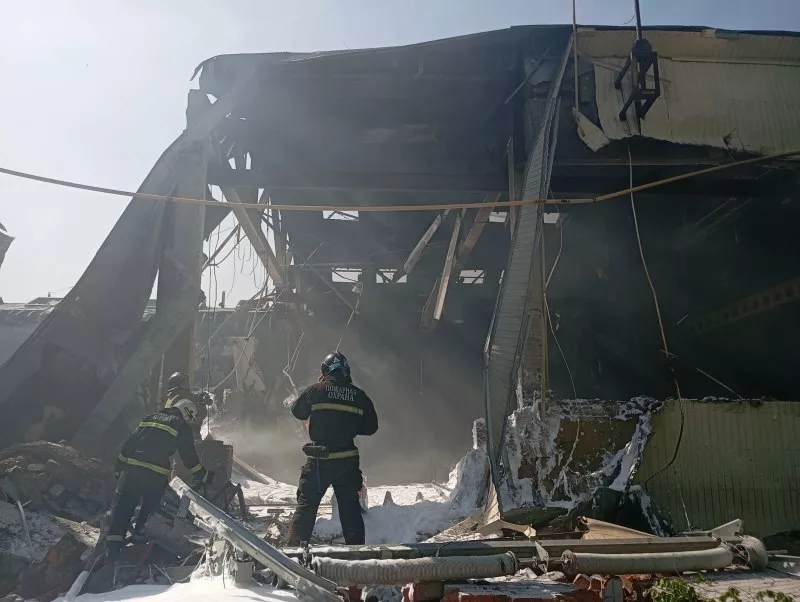 Взрыв в Салавате на заводе по производству парафина — под завалами находится один человек, есть пострадавшие