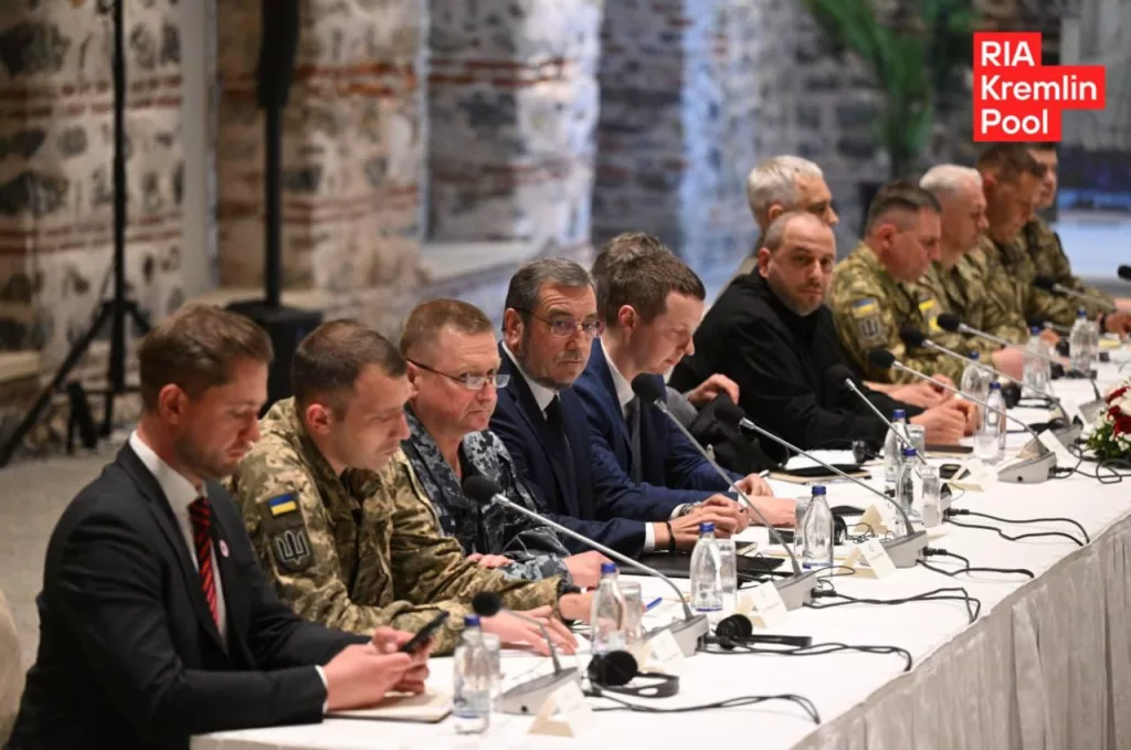 Украинская делегация использует переводчика (!) для общения с представителями РФ на переговорах – СМИ