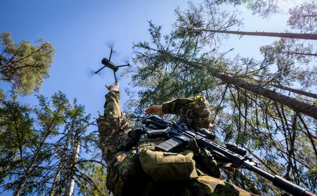 Военнослужащие ВСУ в роли инструкторов эстонских военных по управлению БПЛА на учениях «Hedgehog-2025» в Эстонии