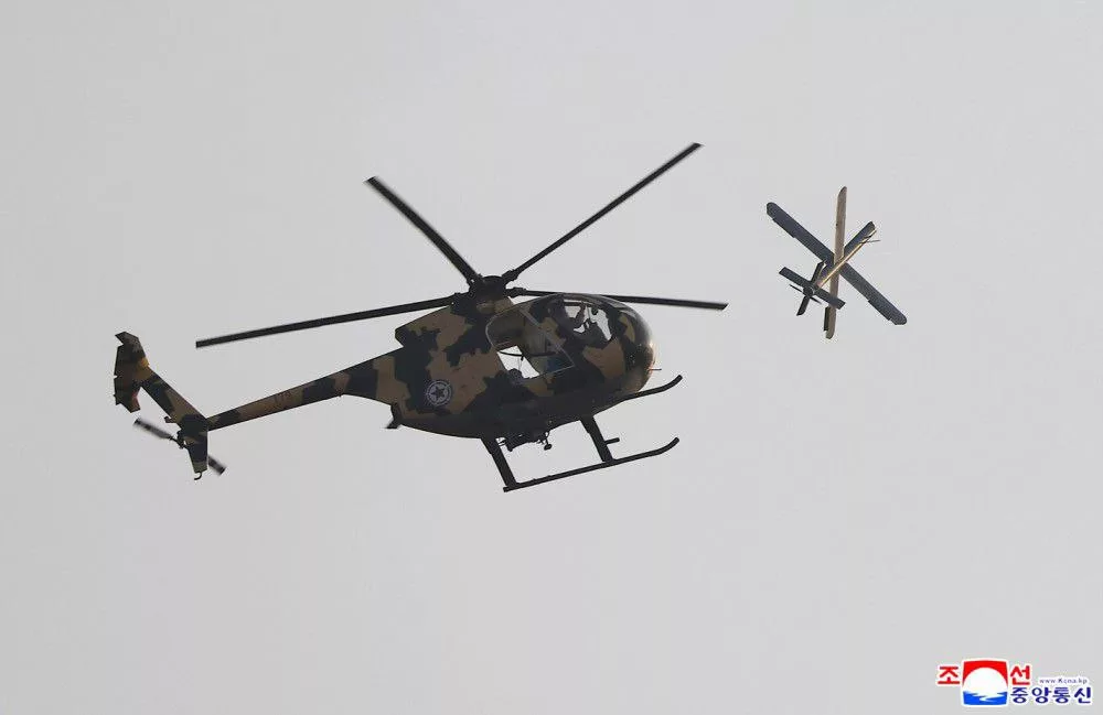 Во время визита Ким Чен Ын в 1-ю Гвардейскую военно-воздушную дивизию были продемонстрированы три образца новых штатных авиационных средств поражения