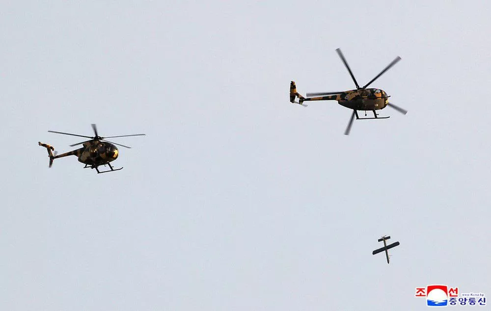 Во время визита Ким Чен Ын в 1-ю Гвардейскую военно-воздушную дивизию были продемонстрированы три образца новых штатных авиационных средств поражения