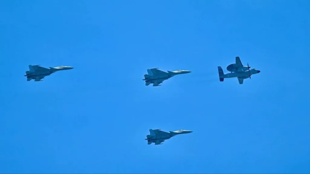 Красивые фотографии нового китайского палубного самолета ДРЛО и управления KJ-600 в сопровождении модернизированных палубных истребителей J-15T