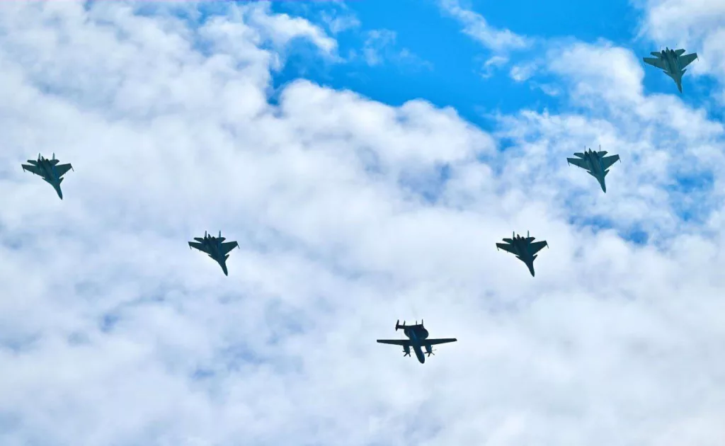 Красивые фотографии нового китайского палубного самолета ДРЛО и управления KJ-600 в сопровождении модернизированных палубных истребителей J-15T