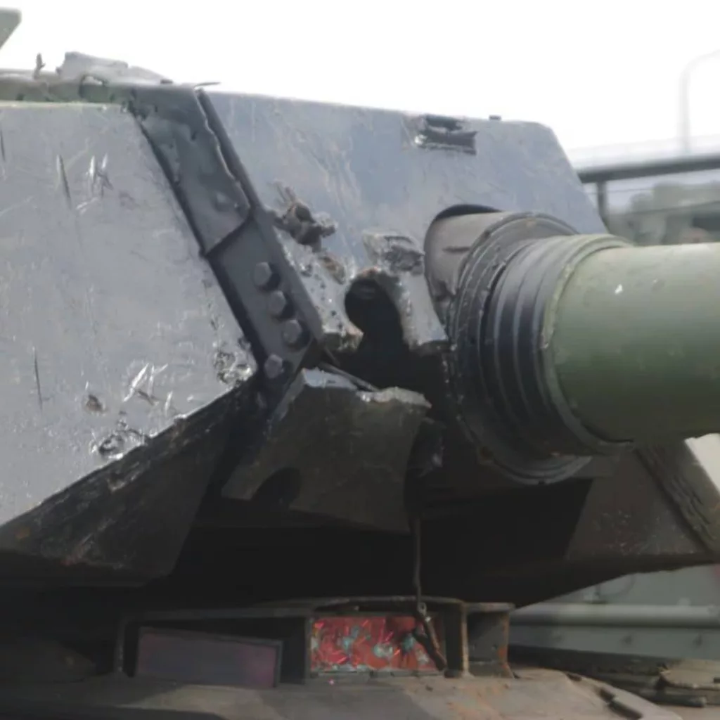 Новый трофейный танк M1A1SA-UKR, выставленный в Санкт-Петербурге, имеет повреждение в маске, позволяющее нам заглянуть внутрь