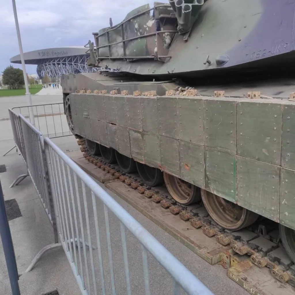 Новый трофейный танк M1A1SA-UKR, выставленный в Санкт-Петербурге, имеет повреждение в маске, позволяющее нам заглянуть внутрь