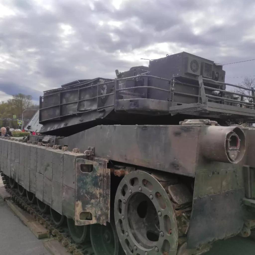 Новый трофейный танк M1A1SA-UKR, выставленный в Санкт-Петербурге, имеет повреждение в маске, позволяющее нам заглянуть внутрь