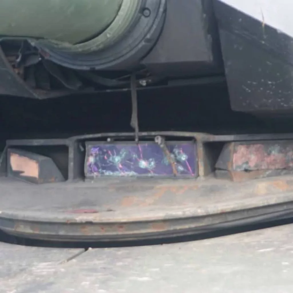 Новый трофейный танк M1A1SA-UKR, выставленный в Санкт-Петербурге, имеет повреждение в маске, позволяющее нам заглянуть внутрь