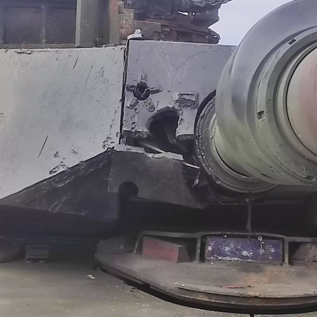 Новый трофейный танк M1A1SA-UKR, выставленный в Санкт-Петербурге, имеет повреждение в маске, позволяющее нам заглянуть внутрь