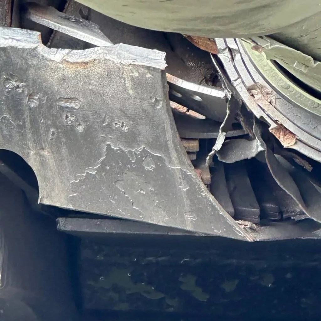 Новый трофейный танк M1A1SA-UKR, выставленный в Санкт-Петербурге, имеет повреждение в маске, позволяющее нам заглянуть внутрь