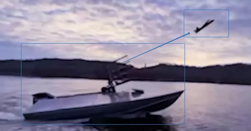 ГУР МО Украины показало в пропагандистском фильме кадры запуска FPV и дронов-камикадзе типа «крыло» с беспилотного катера Magura