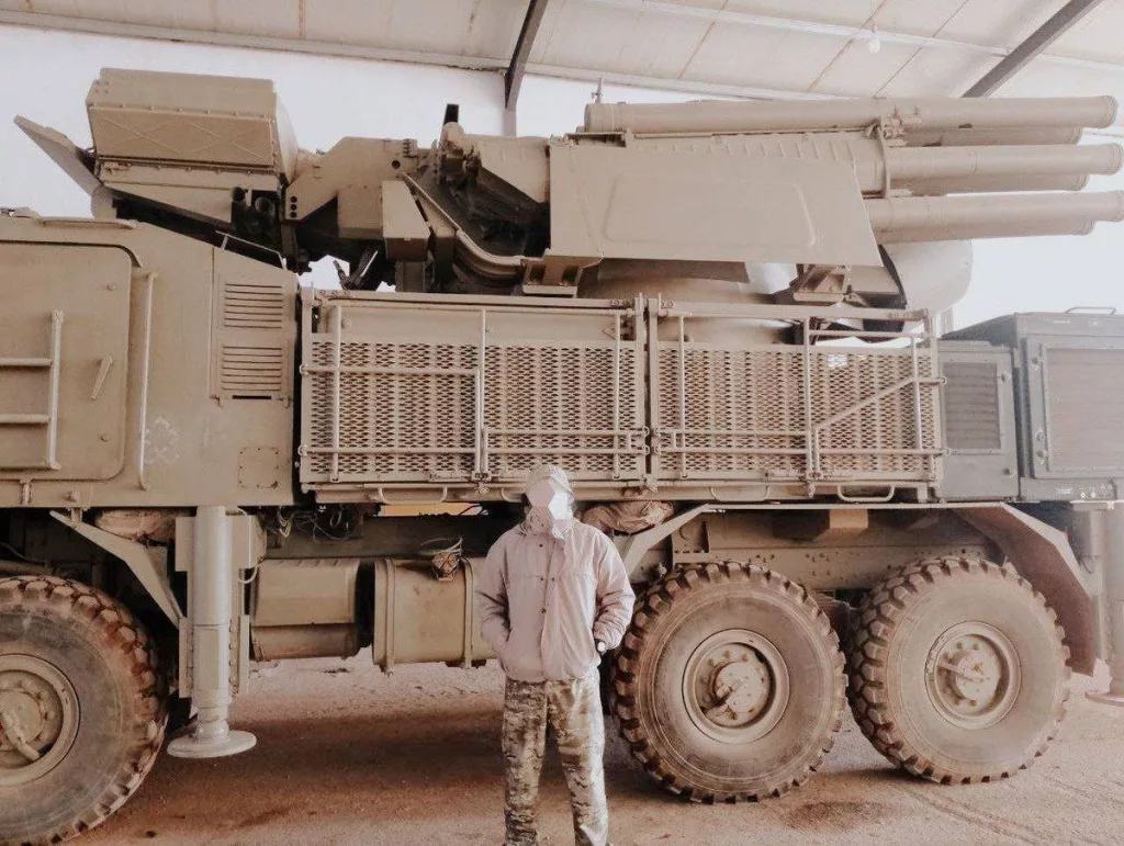 Военный специалист на фоне российского ЗРПК «Панцирь-С1» в одной из стран Северной Африки