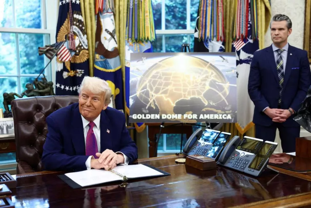 Дональд Трамп объявил вчера о начале реализации проекта космической системы ПРО "Золотой купол", призванной защитить США от любых видов ракетных угроз и предусматривающей размещение вооружений в космосе