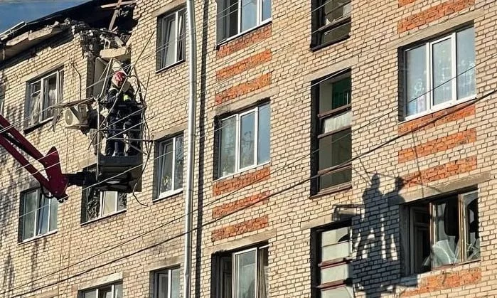 Проломленная крыша и выбитые окна — так выглядит пятиэтажка в Туле после атаки украинских дронов