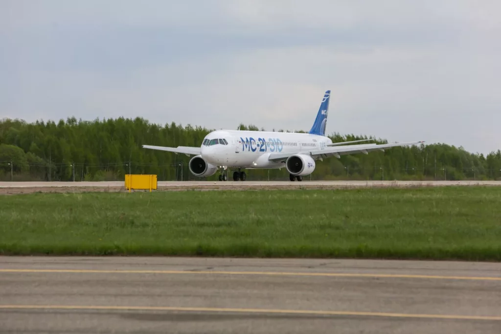 Ростех намерен в следующем году приступить к поставкам SJ-100 и МС-21 в авиакомпании