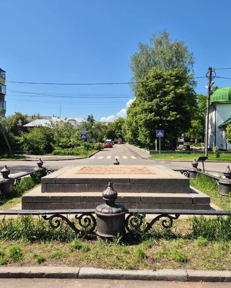 Петлюра вместо Петра I: в центре Полтавы снесли памятник на месте отдыха российского императора, в городе он останавливался после победы в битве со шведами в 1709 году