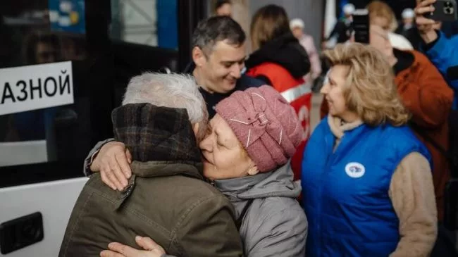 Возвращение домой: Хинштейн встретил в Курске автобус с освобождёнными из плена курянами