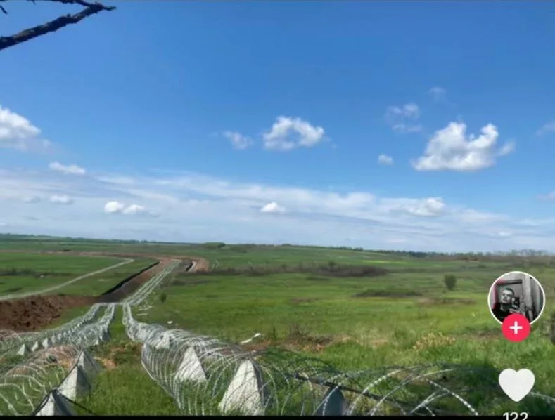 Противник публикует фотографии линии обороны в районе посёлка Межевая Донецкой области, расположенные за Покровском