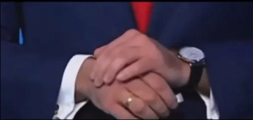 Пока в Польше шли дебаты, кандидат Кароль Навроцкий прямо в прямом эфире использовал снюс (некурительный табак)