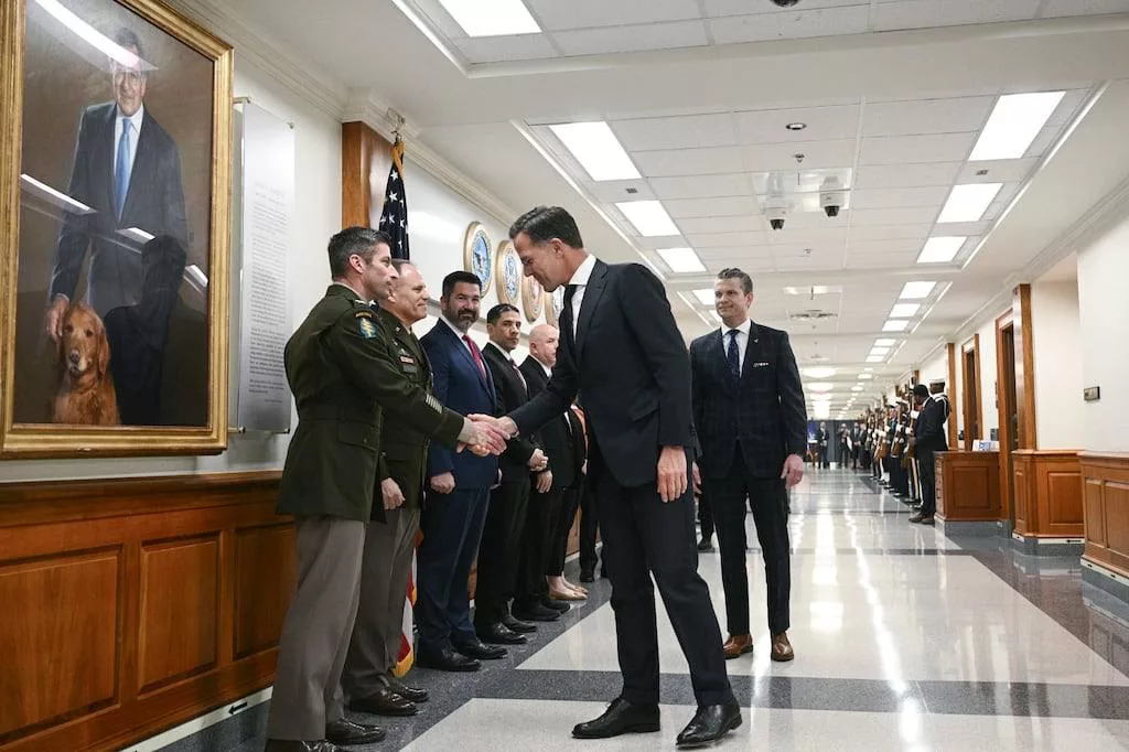 В рамках масштабной реорганизации политического аппарата Пентагона отдел, занимающийся вопросами России, Украины и Евразии, будет передан в ведение отдела, который занимается вопросами Европы и НАТО, сообщает издание Defense News со ссылкой на свои источники