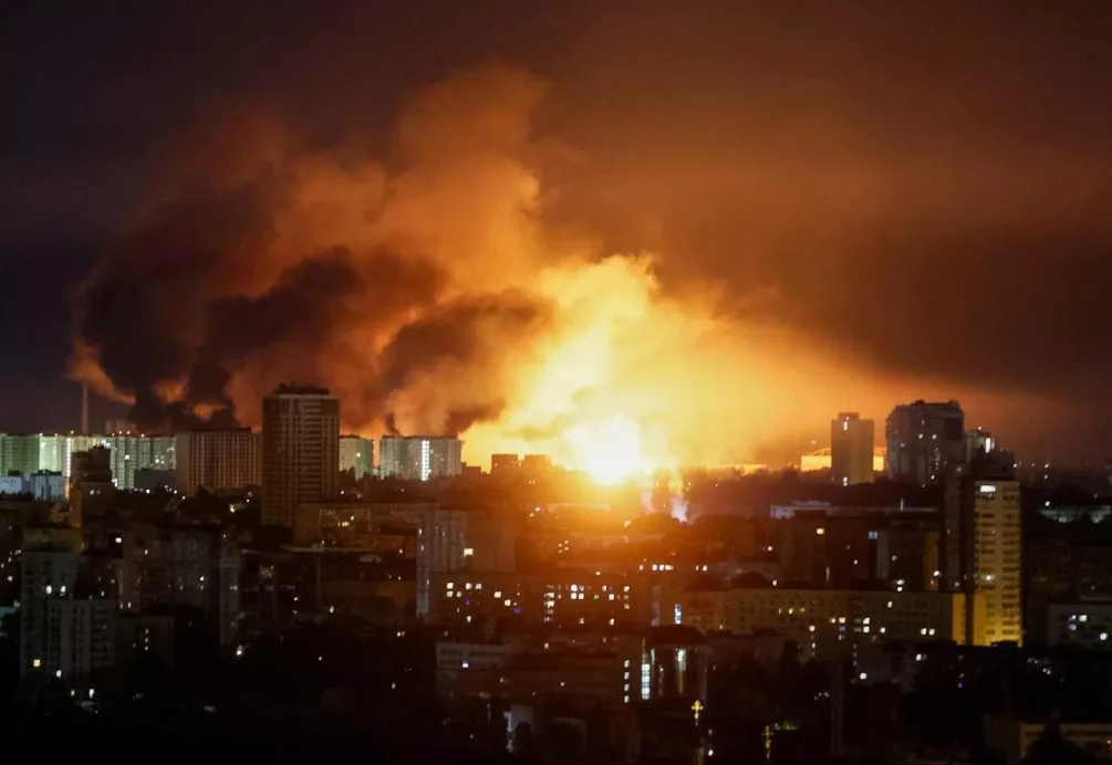 Киевляне встречали день города в метро — ВС РФ поздравили столицу Украины "Калибрами" и "Искандерами"