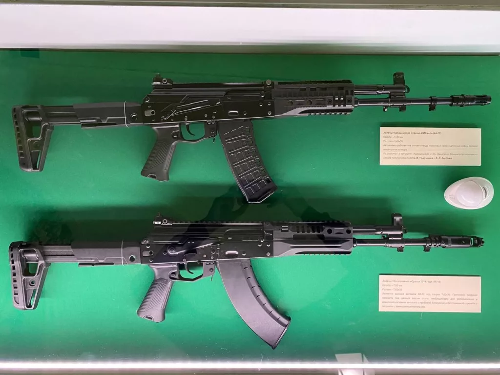 Автоматы Калашникова АК-12 (6П70) образца 2023 года (третья версия) и АК-15 (6П71) образца 2020 года (вторая версия)