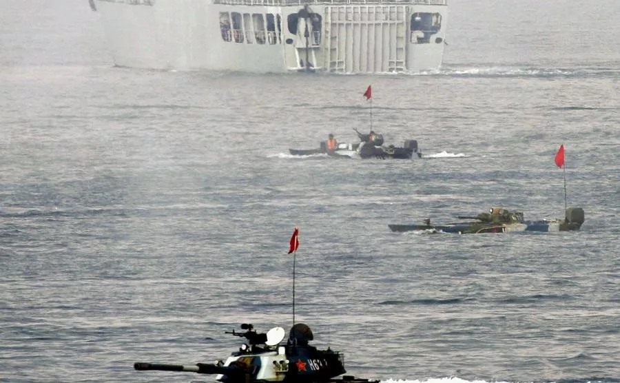 Китай готовит десант и авиацию, а также развернул РСЗО, способные поразить любую точку Тайваня, что дает возможность «перейти к блокаде за нескольких часов», пишет FT