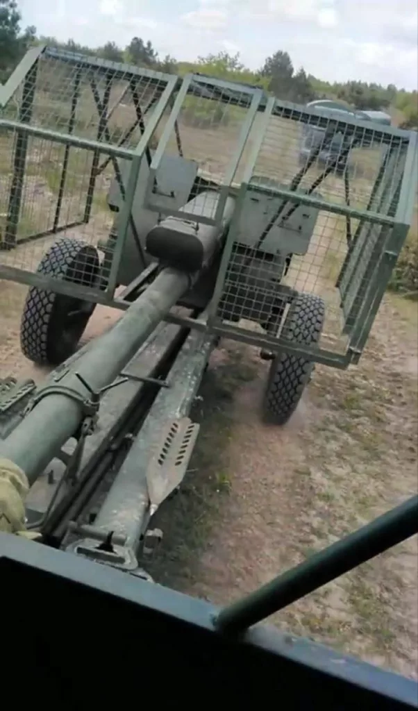 Теперь и ВСУ стали обшивать антидроновыми сетками гаубицы