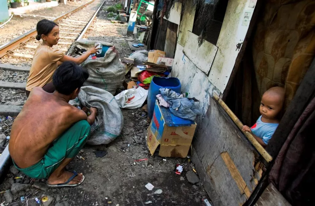 В России чиновники борются за повышение рождаемости, а в Индонезии — за её понижение