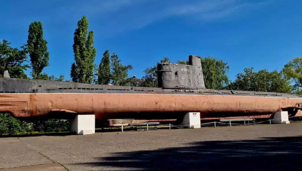 Музейная дизельная подводная лодка М-296 проекта А615, установленная на 411-й батарее в Одессе, признана аварийной. Доступ к ней теперь ограничен сигнальной лентой