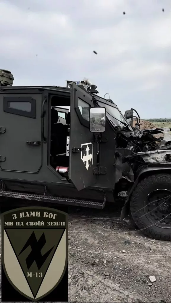 Повреждённый бронеавтомобиль «Джура» (на базе Toyota Land Cruiser 70) и уничтоженный LAVR Titan-DS в районе села Муравка Покровского района, расположенного на границе с Днепропетровской областью