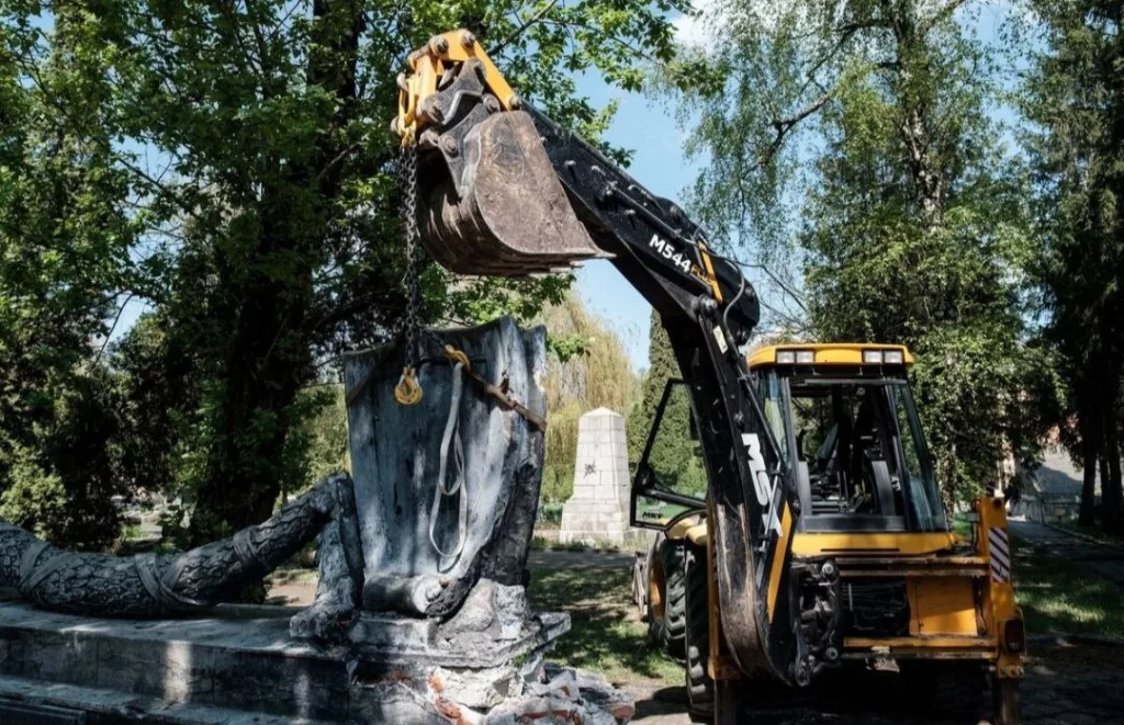 Во Львове бандеровцы продолжают громить мемориальный комплекс "Холм Славы". Сегодня там ломали колонны, установленные на входе
