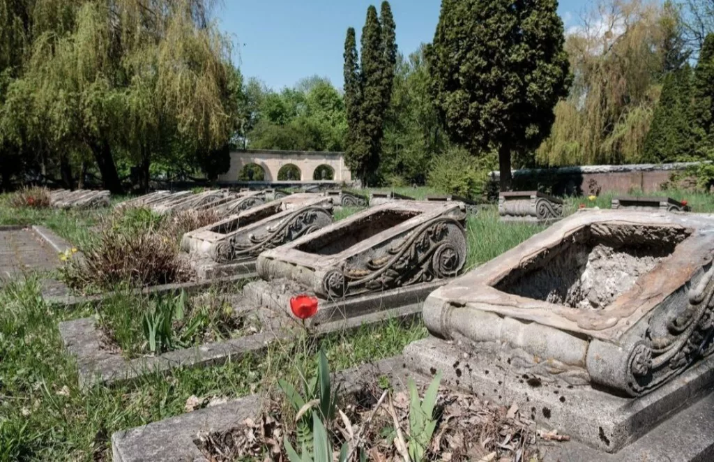 Во Львове бандеровцы продолжают громить мемориальный комплекс "Холм Славы". Сегодня там ломали колонны, установленные на входе