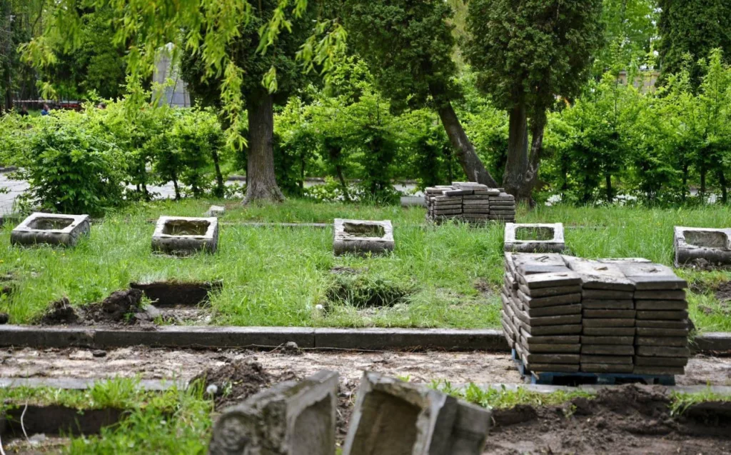 Во Львове бандеровцы продолжают громить мемориальный комплекс "Холм Славы". Сегодня там ломали колонны, установленные на входе