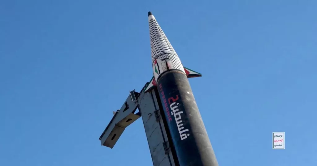 На протяжении мая вооруженные силы йеменского правительства движения "Ансар Аллах" (хуситы) продолжили одиночные запуски баллистических ракет средней дальности (БРСД) по целям на территории Израиля в поддержку палестинцев в секторе Газа, концентрируя основное внимание на аэропорту имени Бен-Гуриона в центральном Израиле - основном международном аэропорте Израиля