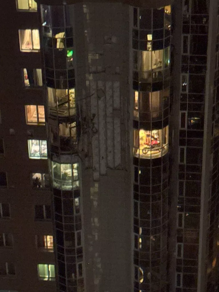 Кадры после атаки: сбитый БПЛА повредил жилой дом в Москве