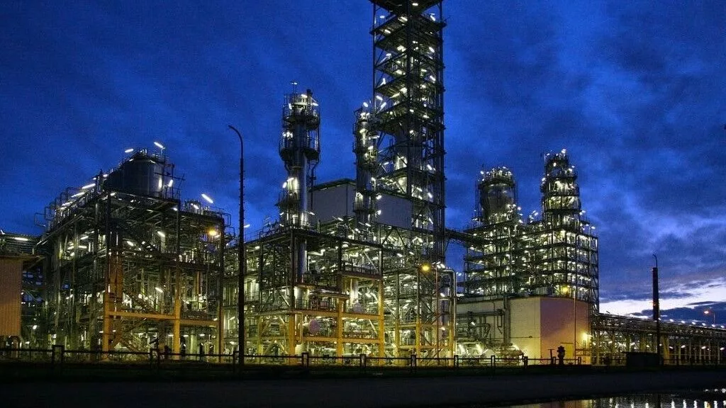 Словацкий НПЗ продолжит поставки в Чехию после отмены исключения для нефти РФ