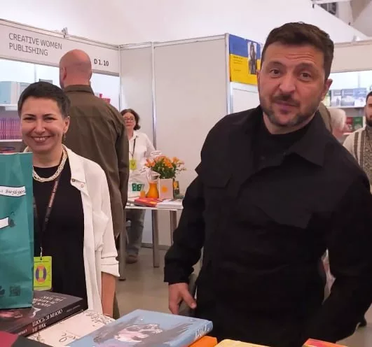 Зеленский пришёл на книжную выставку и, попиарившись, купил книгу «Убить тирана». В комментах его троллят и пишут: «Про себя читать будет»