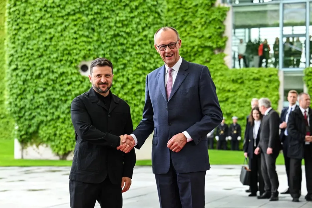 Пользователи в соц. сетях заметили, что Зеленский зачем-то приехал в Германию в костюме заключенного с Wildberries
