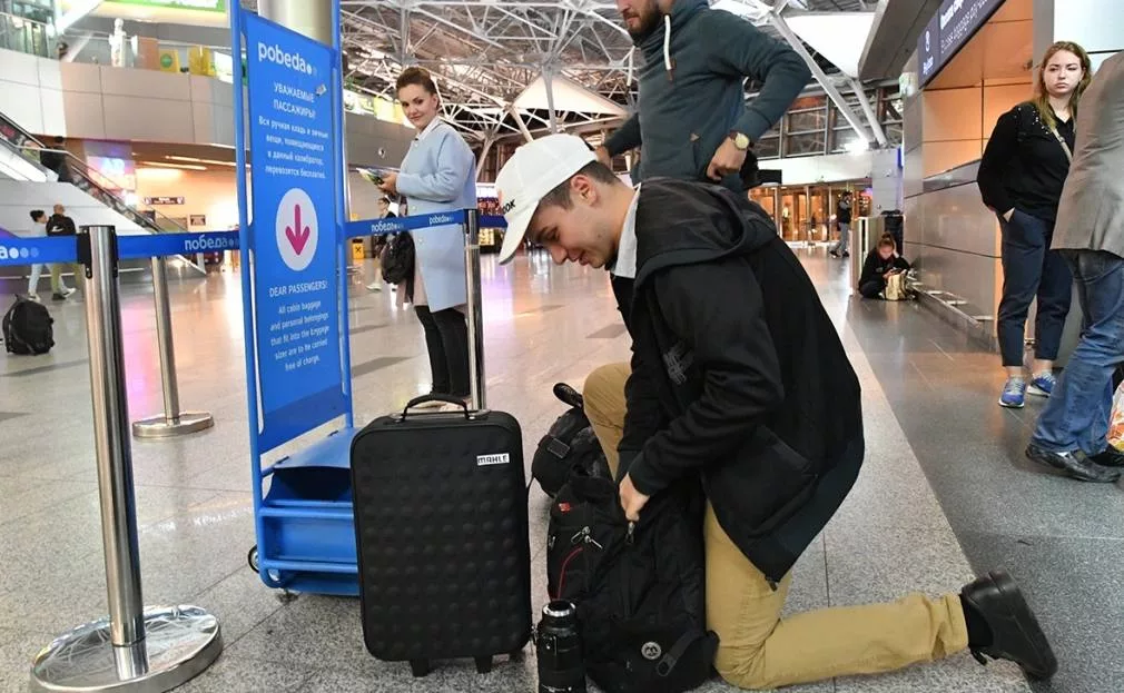 Суд признал, что авиакомпания «Победа» незаконно сократила размеры ручной клади — они уменьшили ширину до 4 см, что делало невозможным провоз даже дамской сумочки или рюкзака