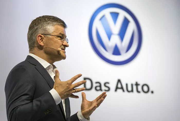 Автопром Германии слишком долго полагался на достигнутые успехи и "почивал на лаврах", упустив момент начала бурных изменений на глобальном рынке, рассказал глава Volkswagen