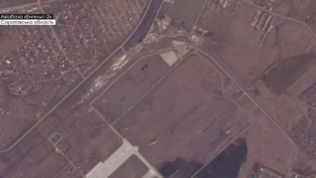 Украинские источники, ссылаясь на данные спутниковых снимков, сообщают, что с конца марта на авиабазе Энгельс-2 в Саратовской области началось строительство дополнительных паркомест для авиации