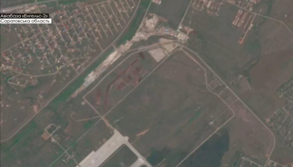 Украинские источники, ссылаясь на данные спутниковых снимков, сообщают, что с конца марта на авиабазе Энгельс-2 в Саратовской области началось строительство дополнительных паркомест для авиации