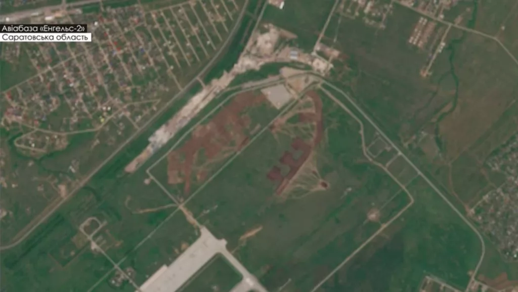 Украинские источники, ссылаясь на данные спутниковых снимков, сообщают, что с конца марта на авиабазе Энгельс-2 в Саратовской области началось строительство дополнительных паркомест для авиации