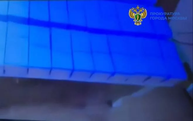 В Москве задержали чернокожего волшебника, обещавшего превратить рубли в доллары с помощью специального раствора