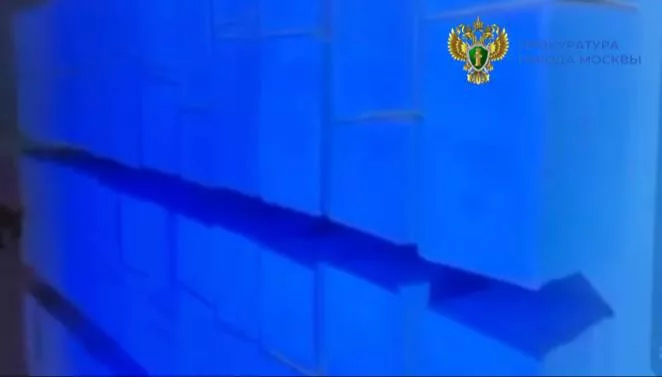 В Москве задержали чернокожего волшебника, обещавшего превратить рубли в доллары с помощью специального раствора