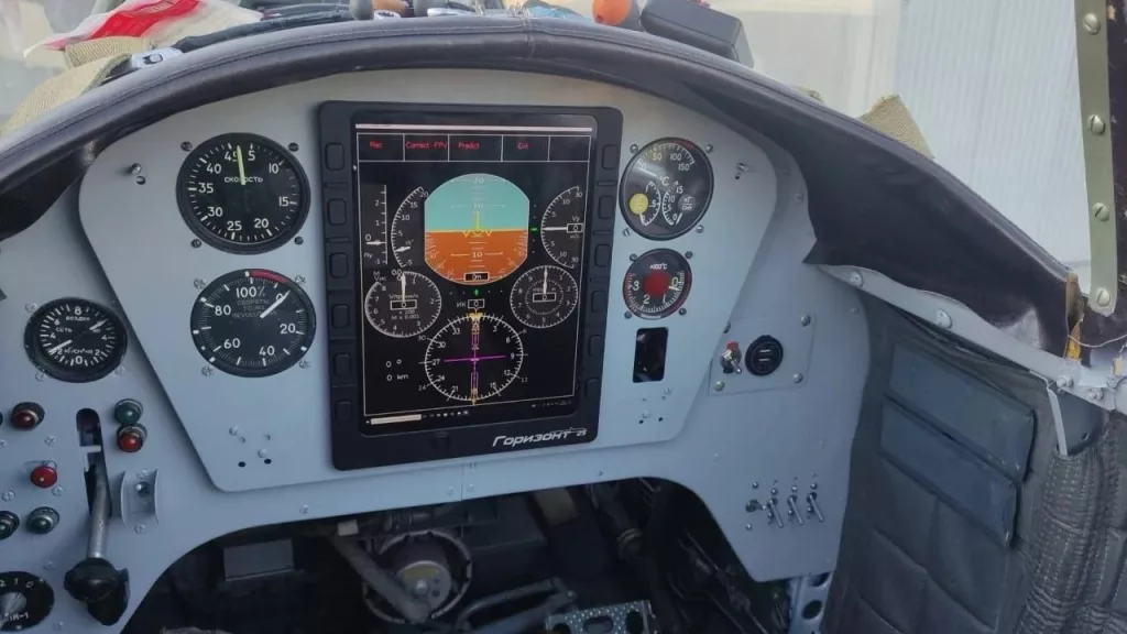 Авиационная бортовая многофункциональная интеллектуальная система отображения полётной информации «Горизонт-25» прошла испытания на прототипе истребителя дронов Як-52Б2